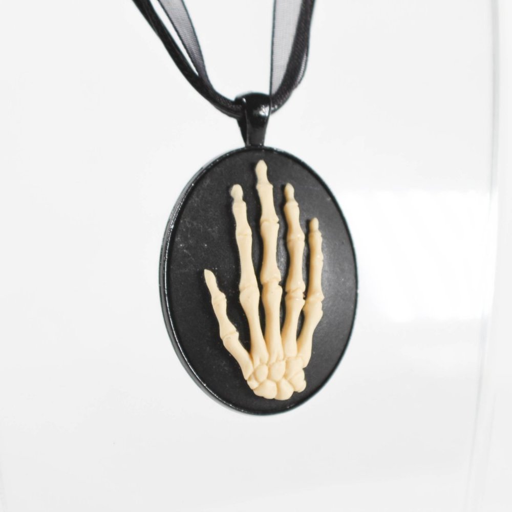 🔨 Skeleton Gothic Victorian Cameo Black Toned Metal Romantic Ribbon Necklace - Picture 2 of 3